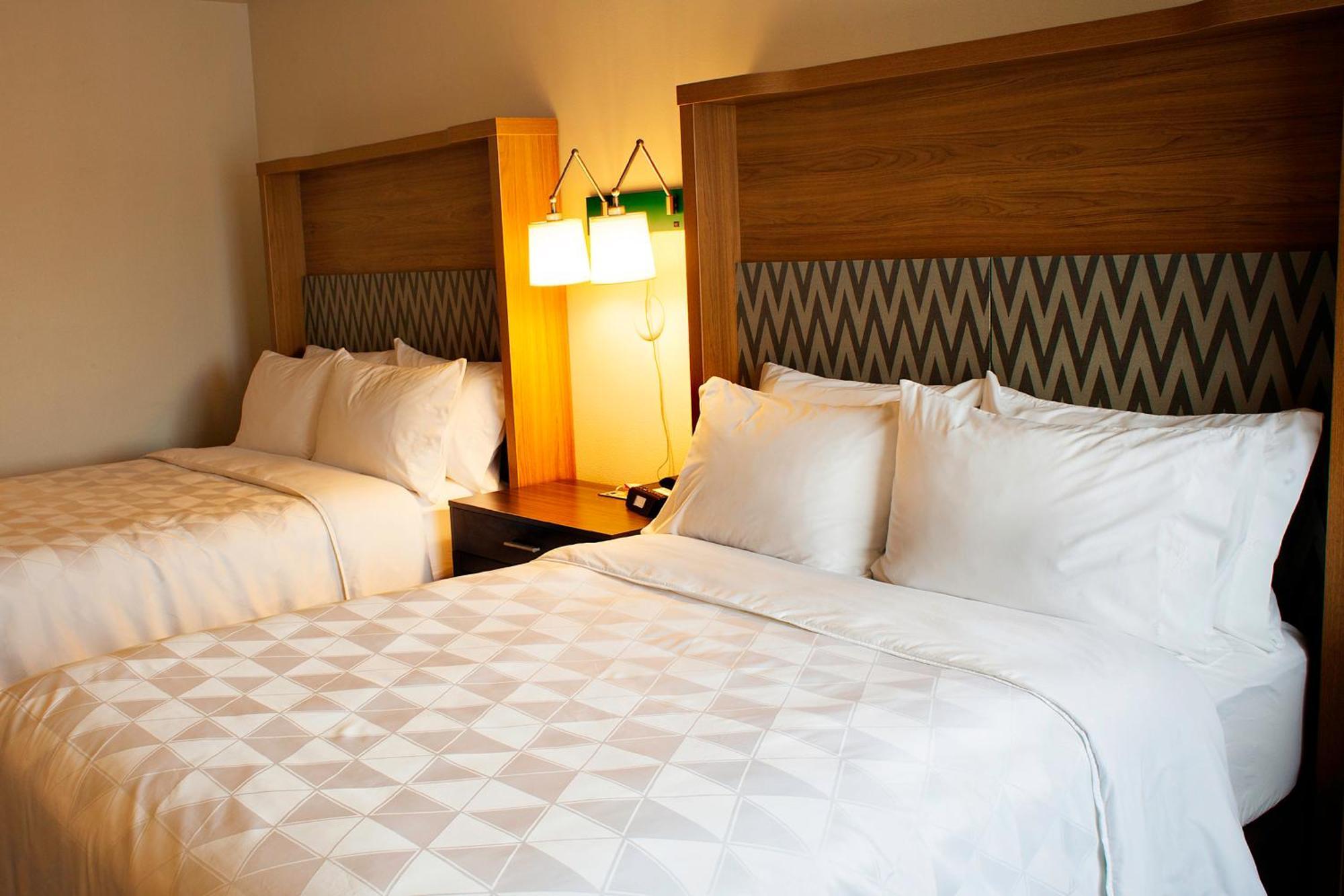 Standard Queen Room with Two Queen Beds,1706376902:JPEG
